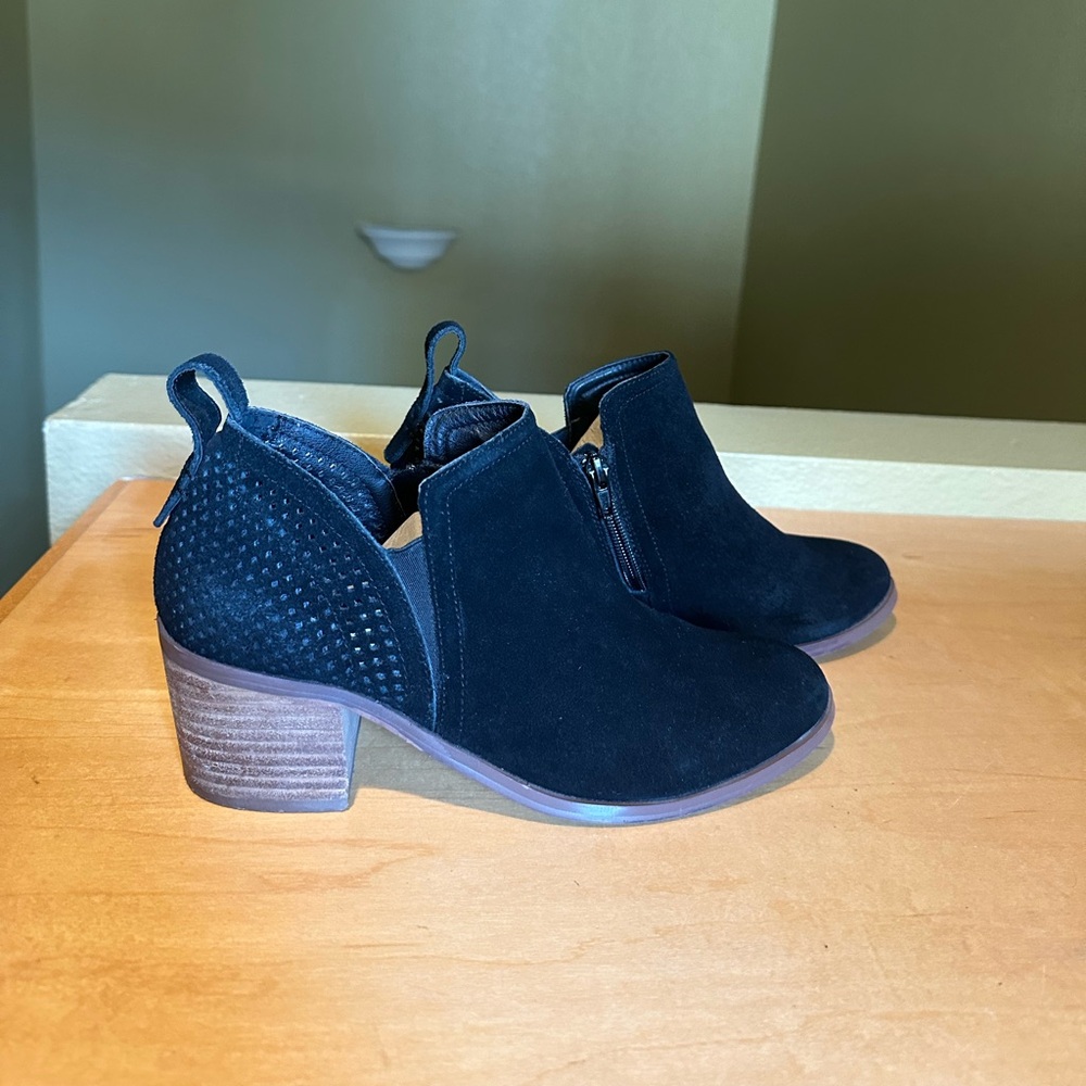 Steve Madden Ruebey Black Suede Booties size 8